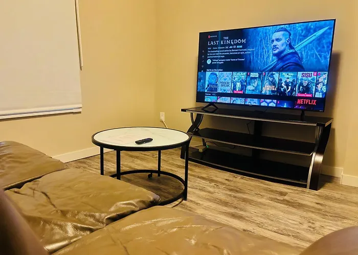 Main Floor 1 Bedroom Suite With Parking