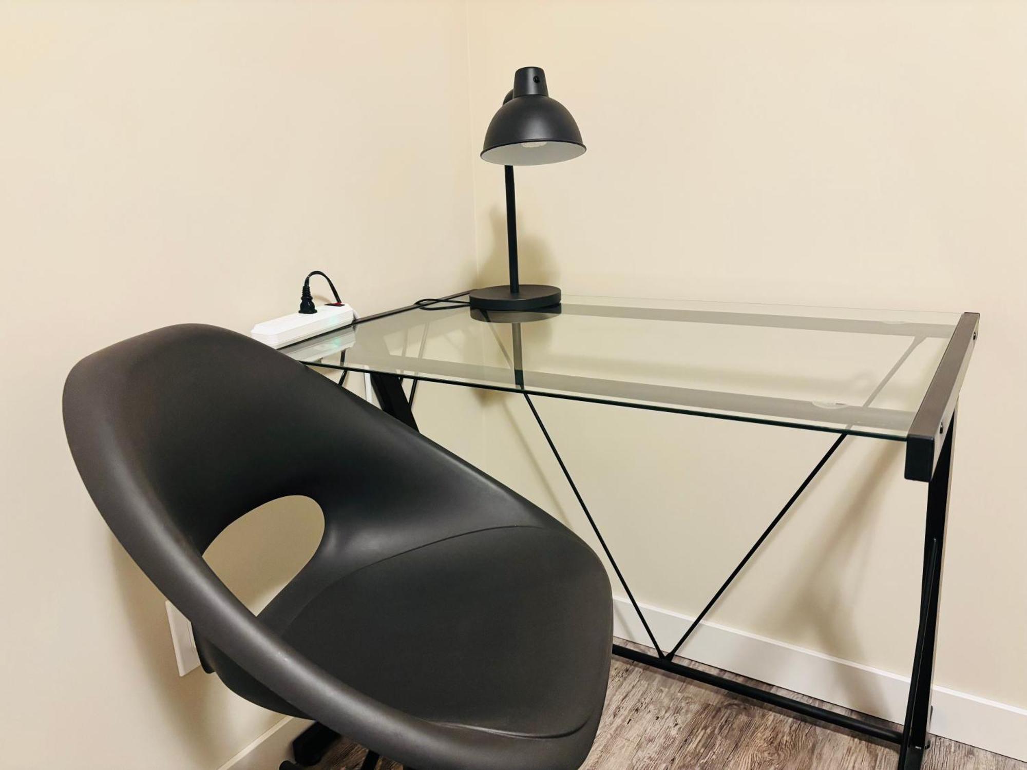 Main Floor 1 Bedroom With Parking Apartment