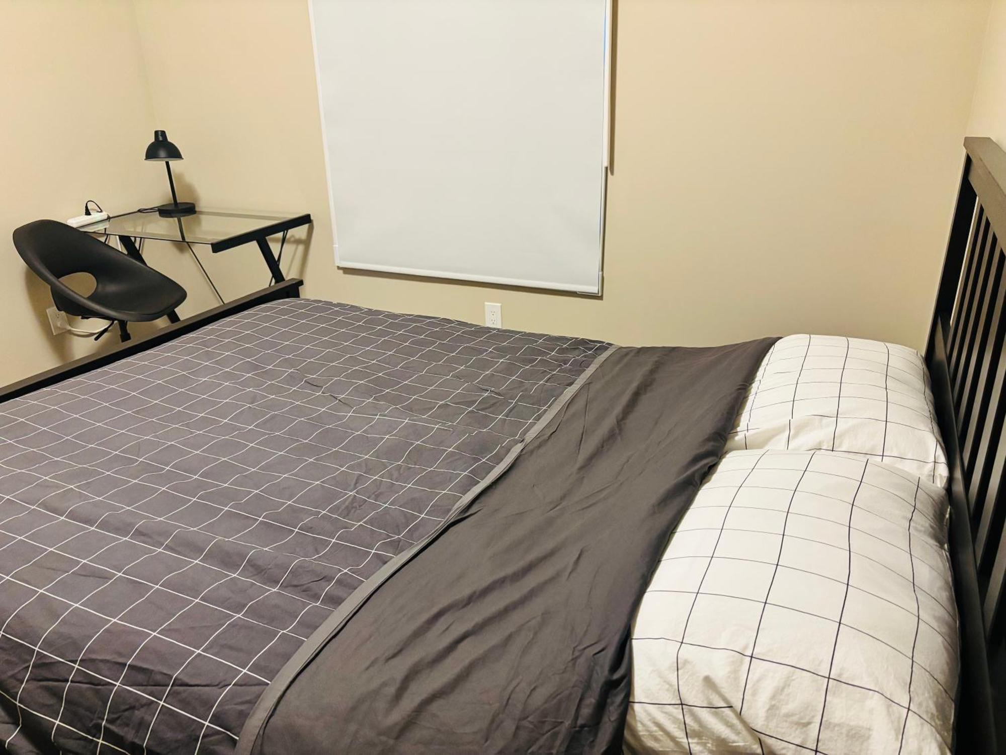 Apartment Main Floor 1 Bedroom With Parking