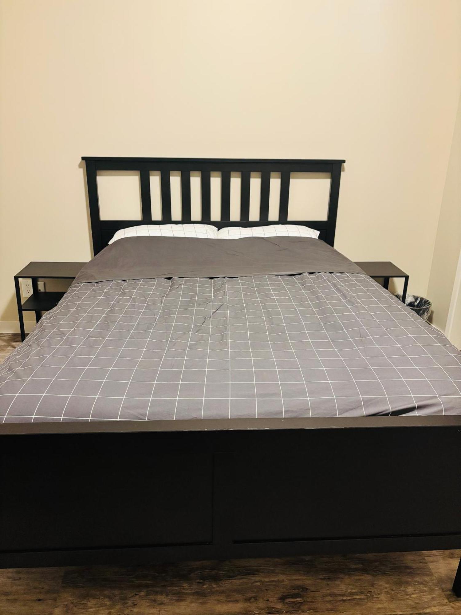 Main Floor 1 Bedroom With Parking Apartment *