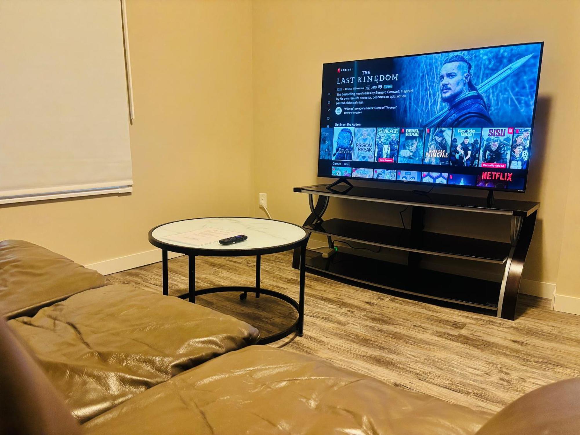 Apartment Main Floor 1 Bedroom With Parking *
