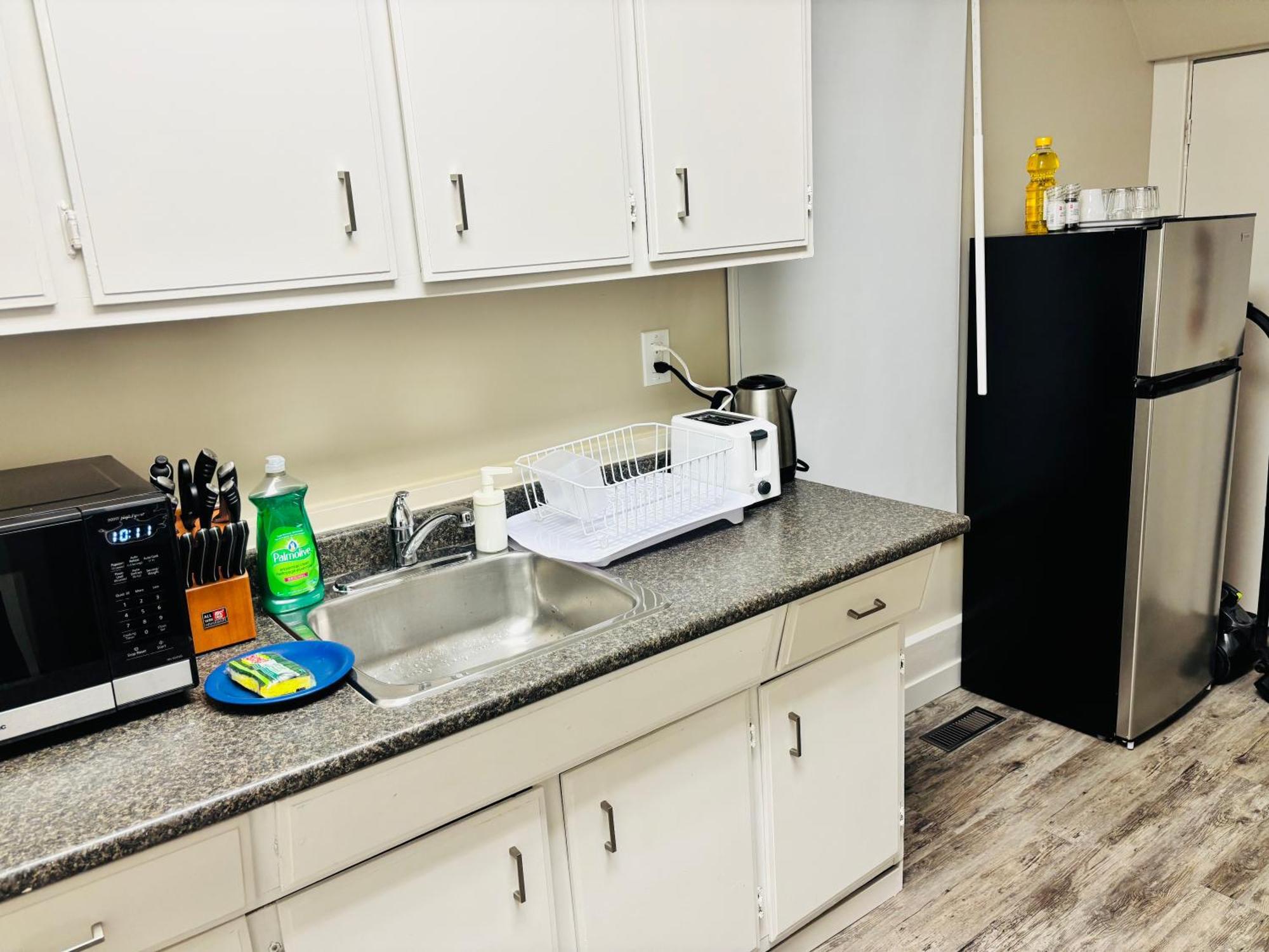 Apartment Main Floor 1 Bedroom With Parking *