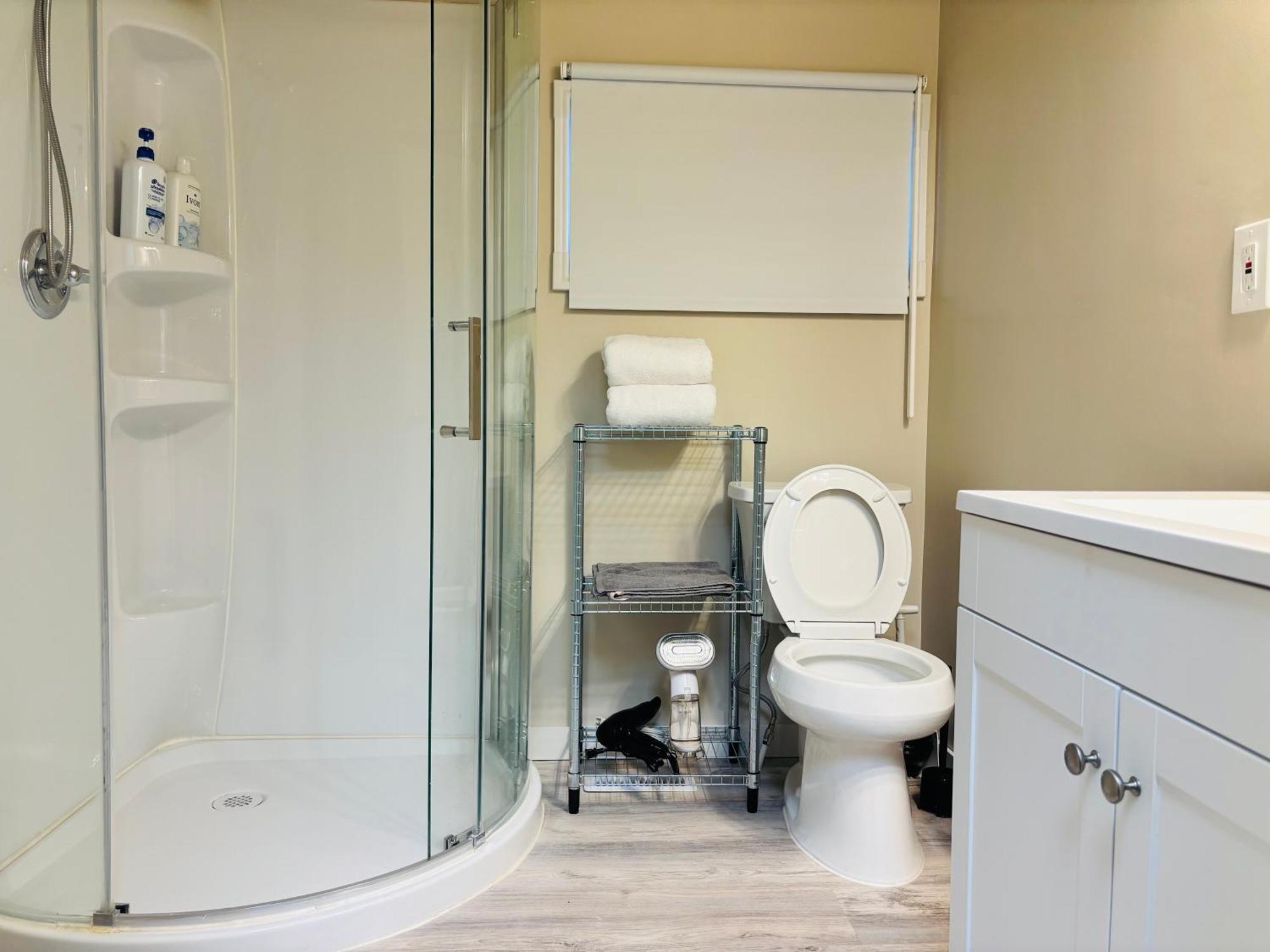 Main Floor 1 Bedroom With Parking *